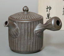 Banko teapot by Iroku