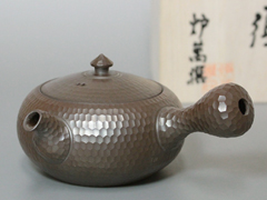 Banko teapot by Iroku