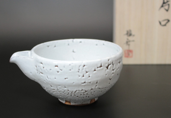 Hagi ware - Shirahagi Katakuchi sake pourer by Ohtani Masahiko