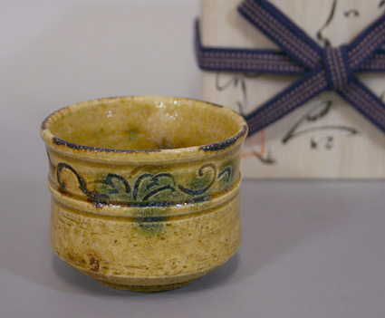 Japanese pottery - Kiseto guinomi sake cup by Iwatsuki Takemitsu