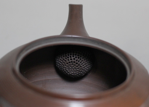 Japanese pottery - Kokudei Shikunshi teapot by Gyokudo