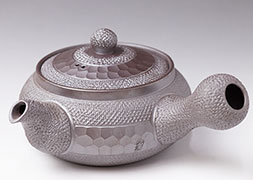 Banko teapot by Iroku
