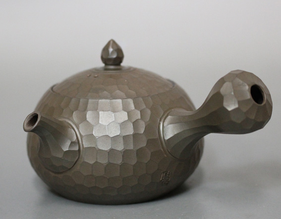 Banko teapot by Iroku