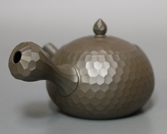 Banko teapot by Iroku