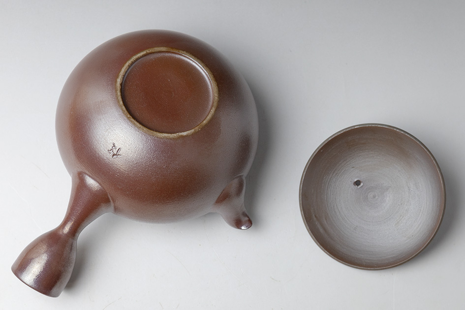 Banko teapot by Otsuki Shun - bottom view