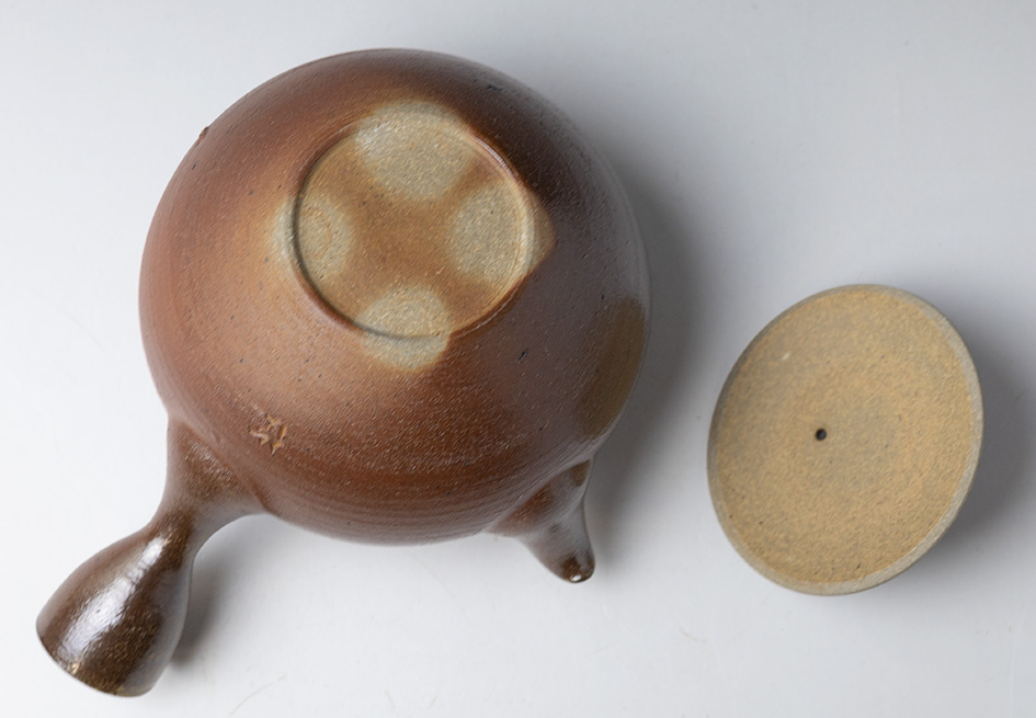 Banko teapot by Otsuki Shun - bottom view