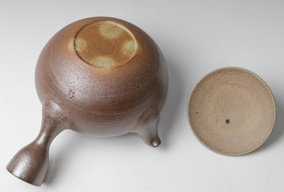 Banko teapot by Otsuki Shun - bottom view
