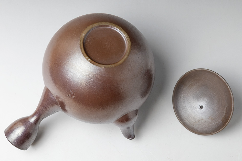Banko teapot by Otsuki Shun - bottom view