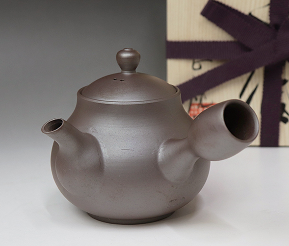 Banko teapots by Tachi Masaki