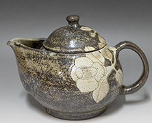 Sgraffito Camellia pattern teapot by Ogawa Yoko