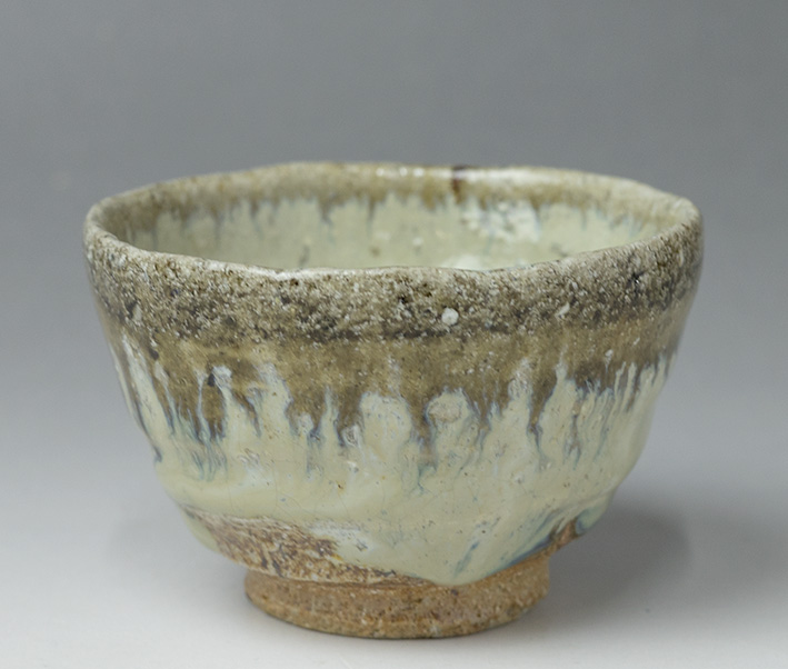 The side view of Chosen Karatsu guinomi sake cup