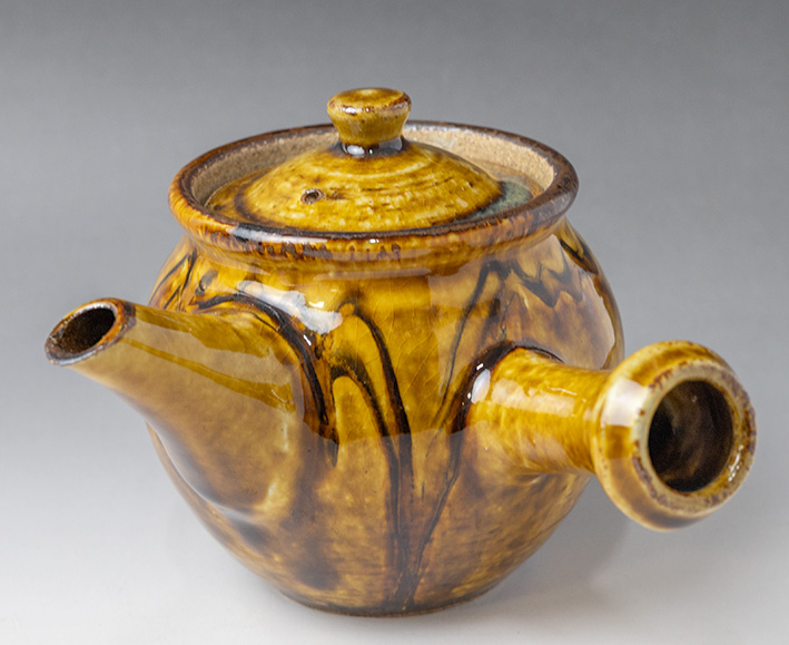 Shodai-yaki Slip-Decorated Teapot