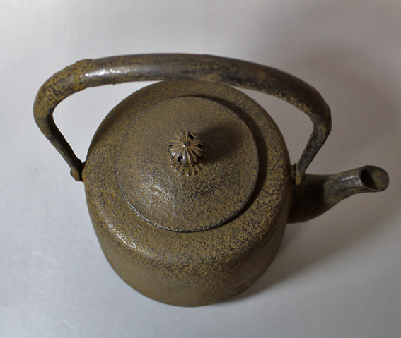 Natsume-gata tetsubin kettle by Kozan