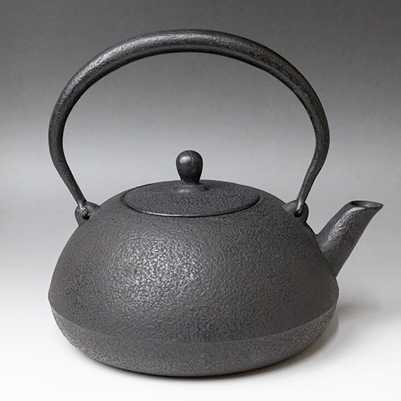 Shinfuton hada Tetsubin kettle by Kunzan