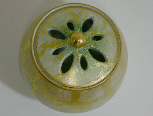 Kinpaku Sairyoku Incense pot by Meizan