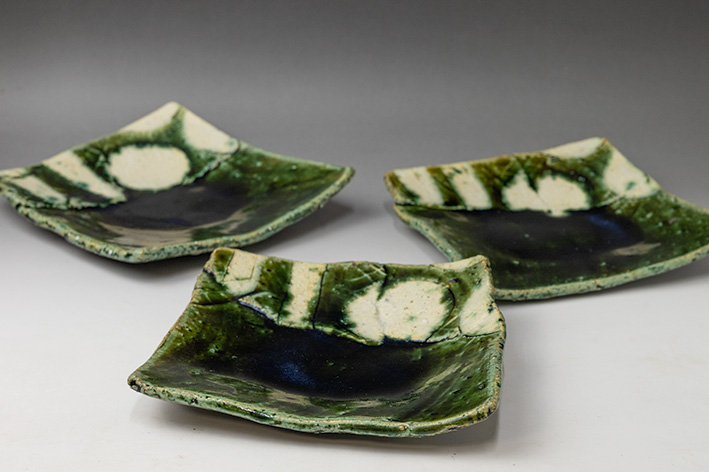 Oribe plate with Circle & Stripe motifs - side view