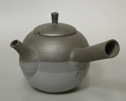 Japanese pottery - Tokoname teapot by Jinshu