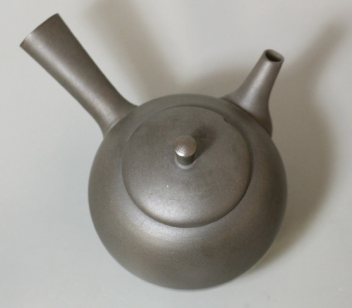 Japanese pottery - Tokoname teapot by Jinshu