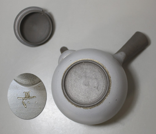 Japanese pottery - Tokoname teapot by Jinshu