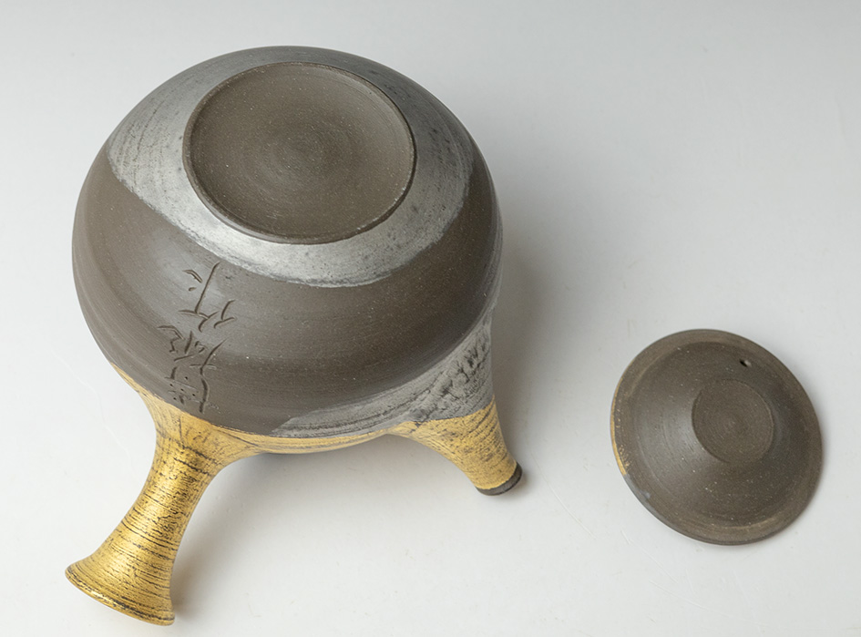 Kin-Ginsai (Gold & Silver Accented) teapot - bottom