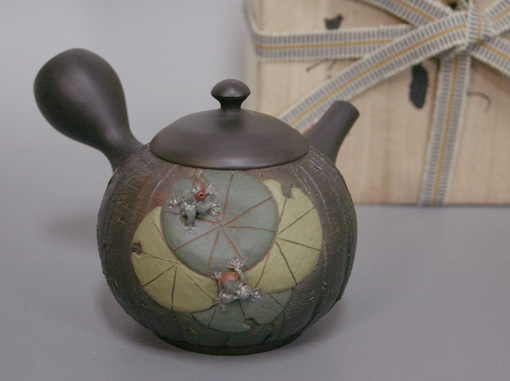 Japanese Tokoname frogs on lily pads teapot by Motozo