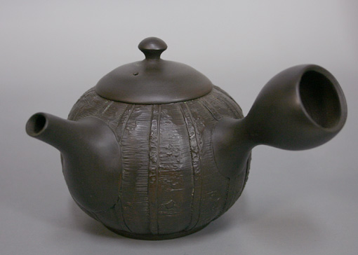 Japanese Tokoname frogs on lily pads teapot by Motozo