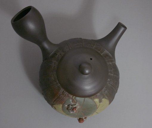 Japanese Tokoname frogs on lily pads teapot by Motozo