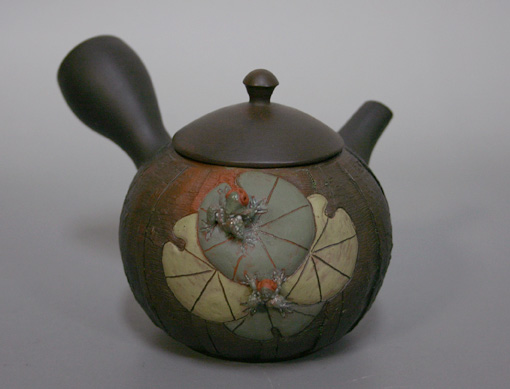 Japanese Tokoname frogs on lily pads teapot by Motozo