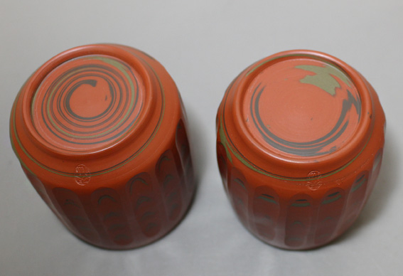 Japanese Tokoname hand engraved yunomi tea cups by Housei (pair)